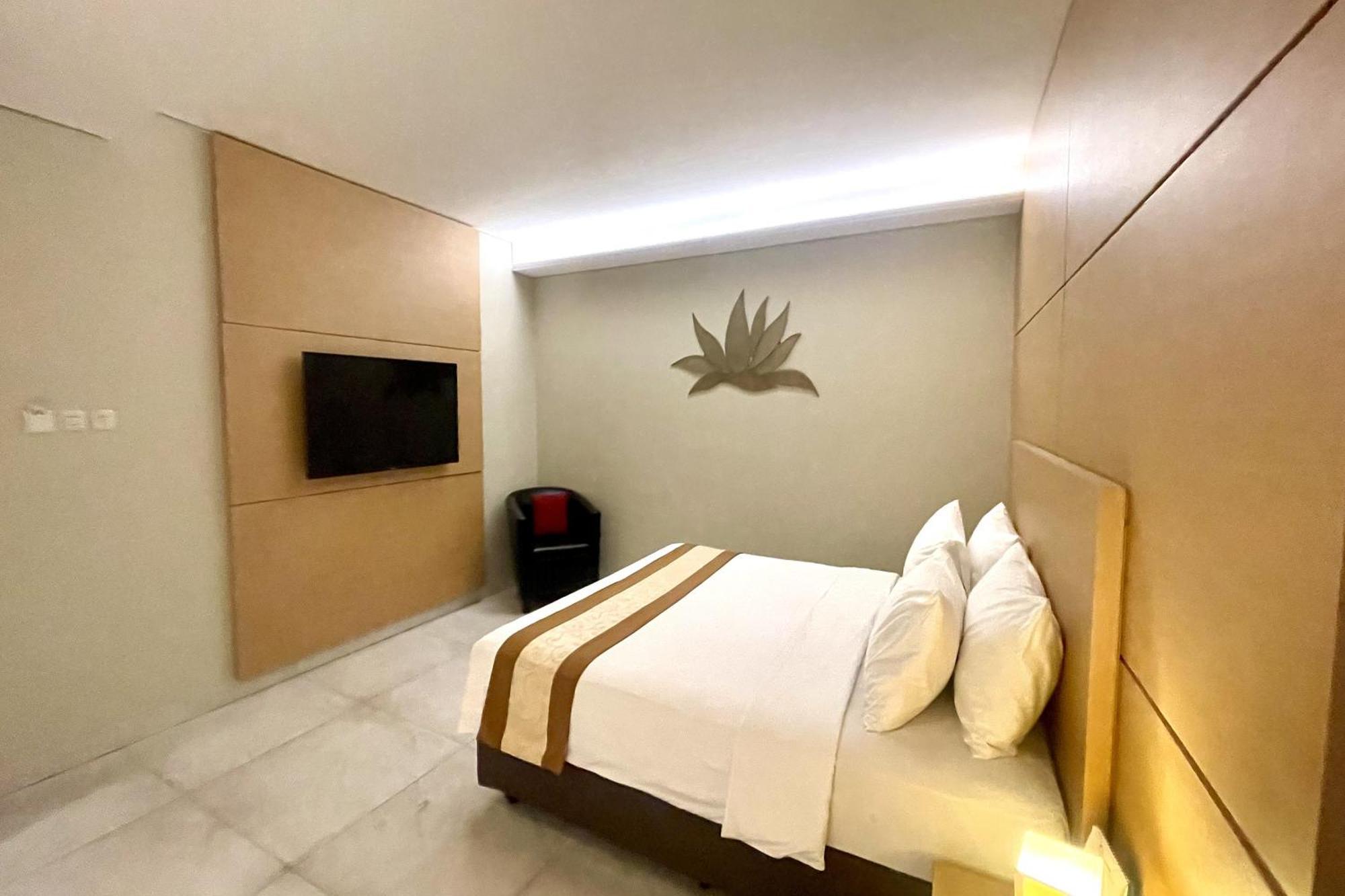 Lemo Hotel Serpong Tangerang Exterior photo